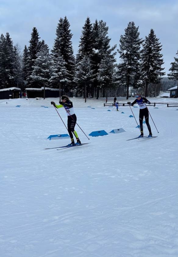 Et bilde som inneholder utendørs, snø, sport, sportsutstyr