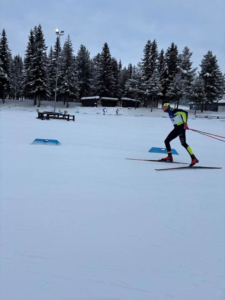 Et bilde som inneholder utendørs, skisport, person, snøKI-generert innhold kan være feil.