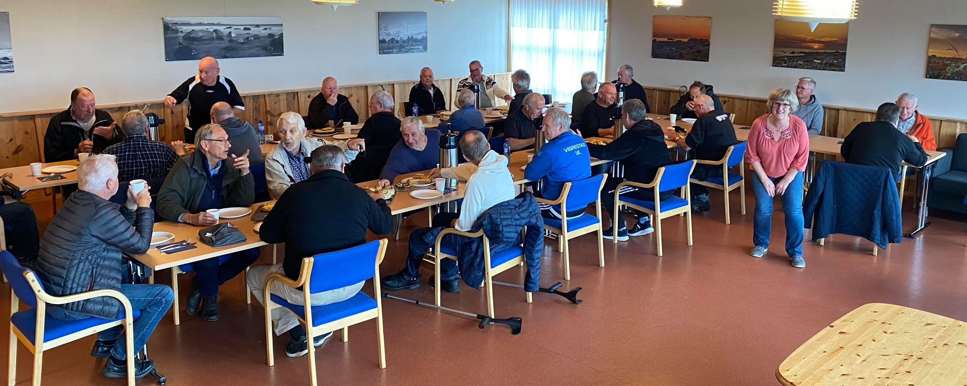 Mange møtte til koselig torsdagskaffe