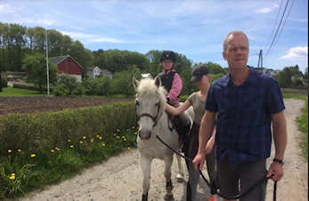 FRA LEKEHEST TIL EM-RIDNING