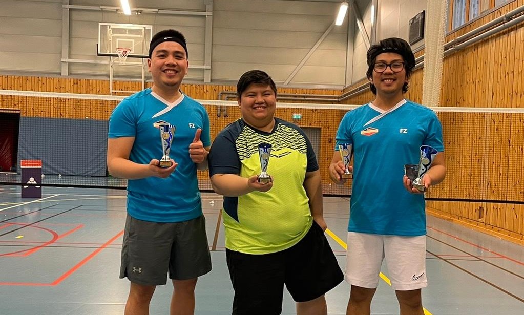 Mange pokaler til badmintonspillerne våre