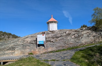 Den gamle fyrlykta på Bjørneskjær har fått nytt hjem på Finnøya