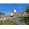 Den gamle fyrlykta på Bjørneskjær har fått nytt hjem på Finnøya