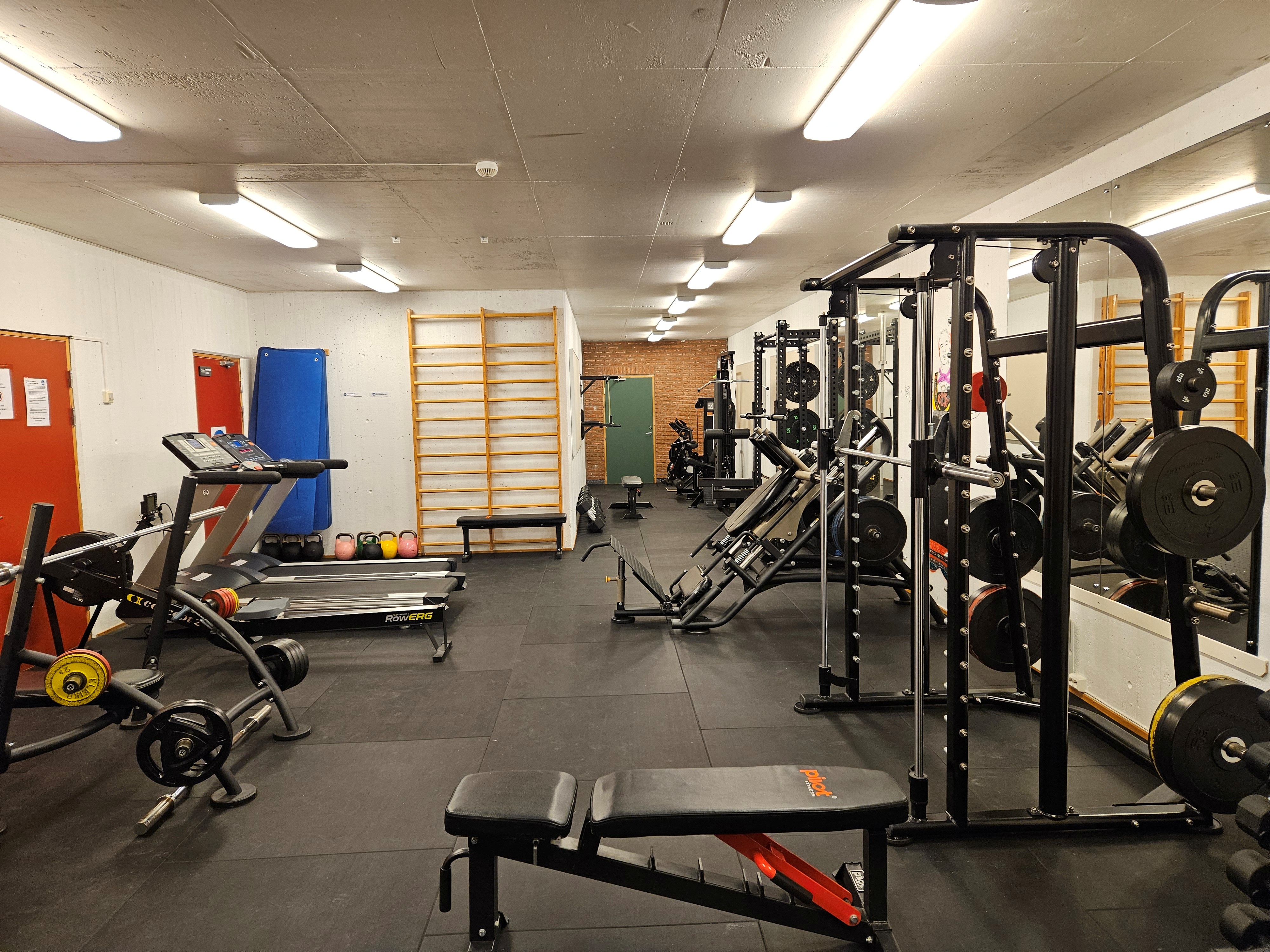 Mye nytt flott trimromutstyr i Atråhallen. Åpent hver dag mellom kl. 0700-2300 unntatt mandager mellom kl. 1030 og 1200.