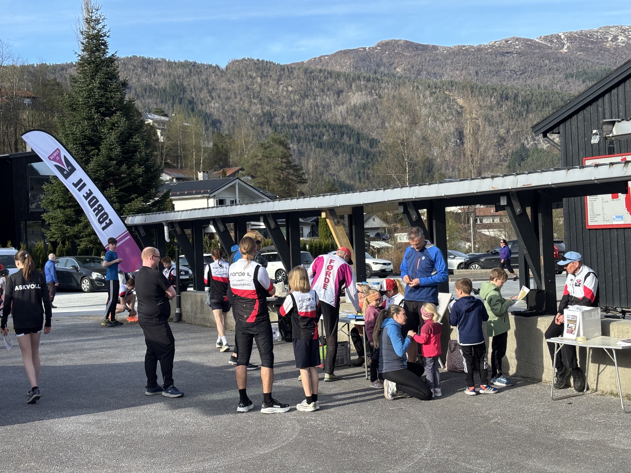 Solrikt og folkerikt på Halbrend