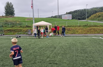 Vaffelfredag skaper fotballmoro på kunstgressbanen