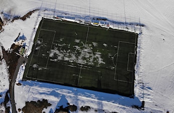 Fotballbanen endelig brøytet: En vinterlig ventetid nærmer seg slutten