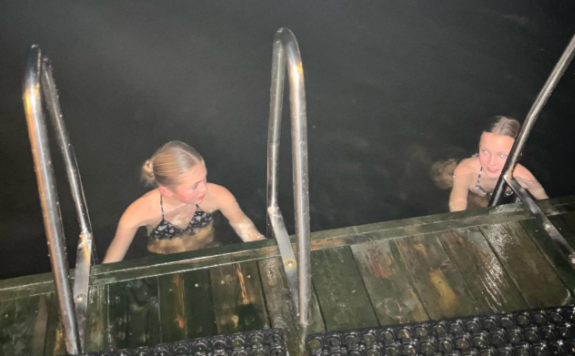 Et bilde som inneholder Menneskeansikt, person, metall, utendørsKI-generert innhold kan være feil.