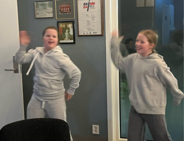 Et bilde som inneholder klær, person, vegg, MenneskeansiktKI-generert innhold kan være feil.