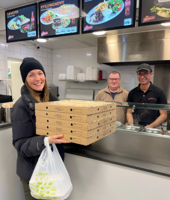 Et bilde som inneholder klær, person, innendørs, MenneskeansiktKI-generert innhold kan være feil.