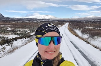 Isabel (ultra) og Louise (maraton) løp på delvis vinterføre i Jotunheimen