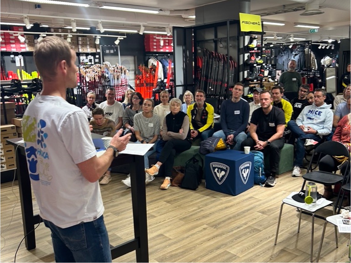 Stort oppmøte på klubbtreff med allsang, shopping og foredrag.