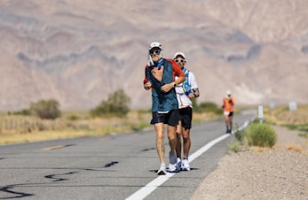 Sondre Amdahl og Magnus Thorud coachet og pacet Simen Holvik til seier i Badwater 135