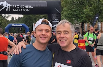 Helge Eide vant M60-64 i Trondheim Maraton i duell med yngstemann