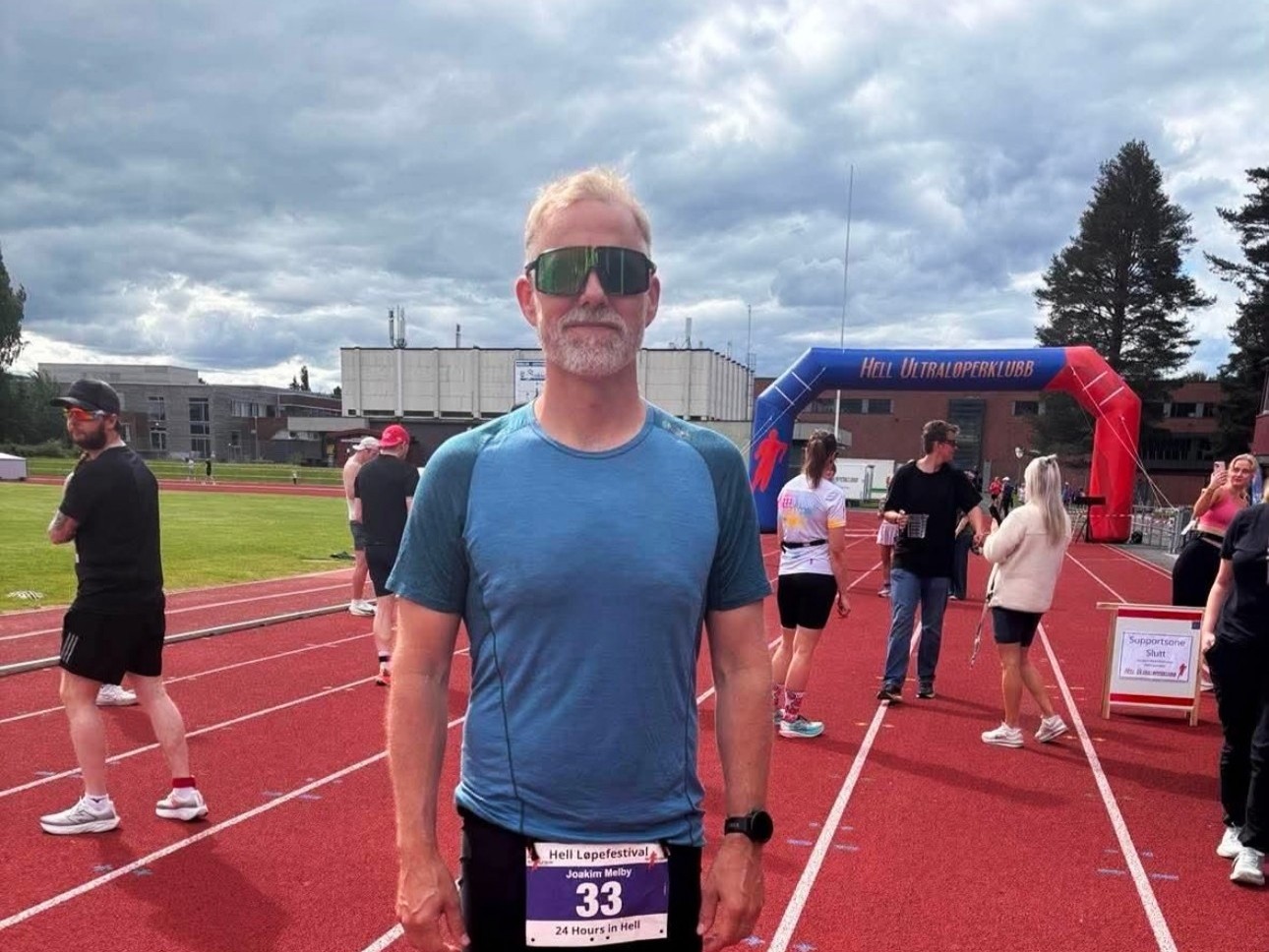 Joakim Melby Olsen løp 219 km på 24-timers og Line Caliskaner 77 km på 6-timers i Hell