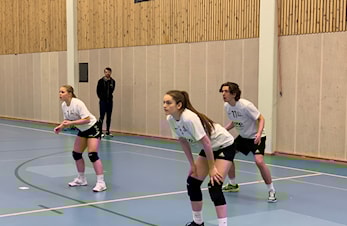 Har du lyst til å prøve innendørs volleyball?