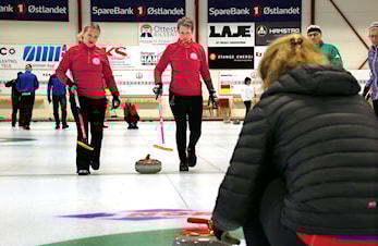 Inviterer til damesamling i Stange curlinghall