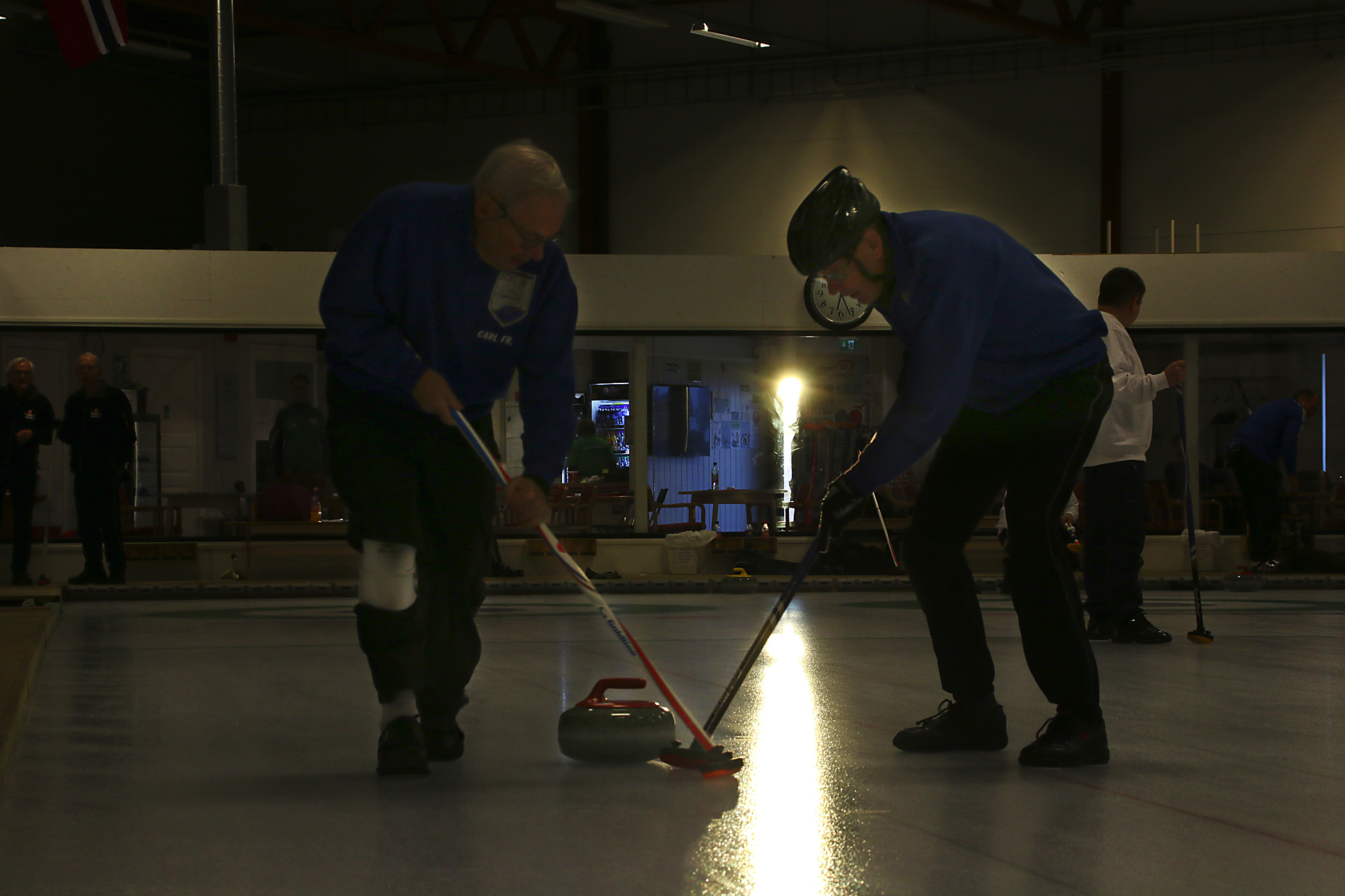 Curler inn i solnedgangen