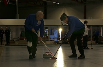 Curler inn i solnedgangen