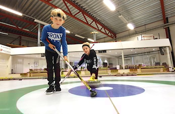 Gratis curlingkurs for barn og ungdom i høstferien