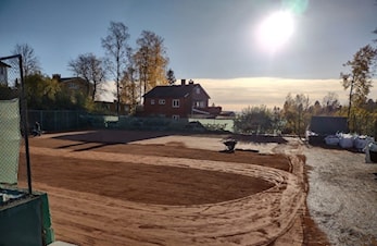 Oppgradring av to grusbaner på tennisanlegget