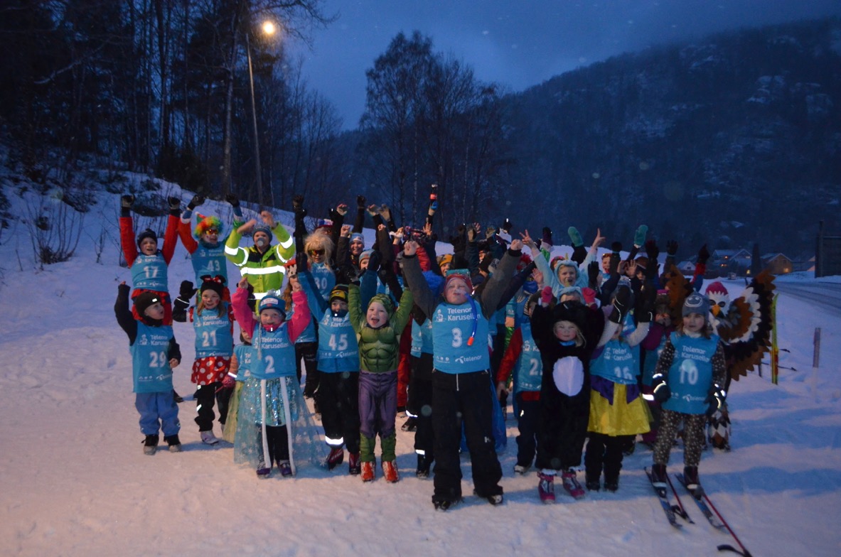 Stor suksess med karneval på skikarusellen i Kvelde!