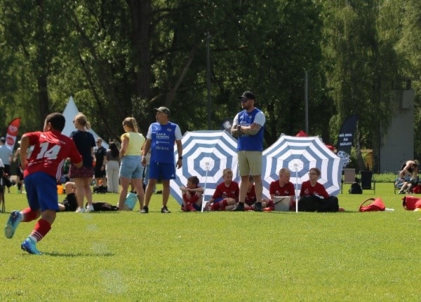 Et bilde som inneholder gress, utendørs, person, sportKI-generert innhold kan være feil., Bilde
