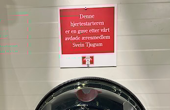 Ny hjertestarter på plass i Hydrohallen