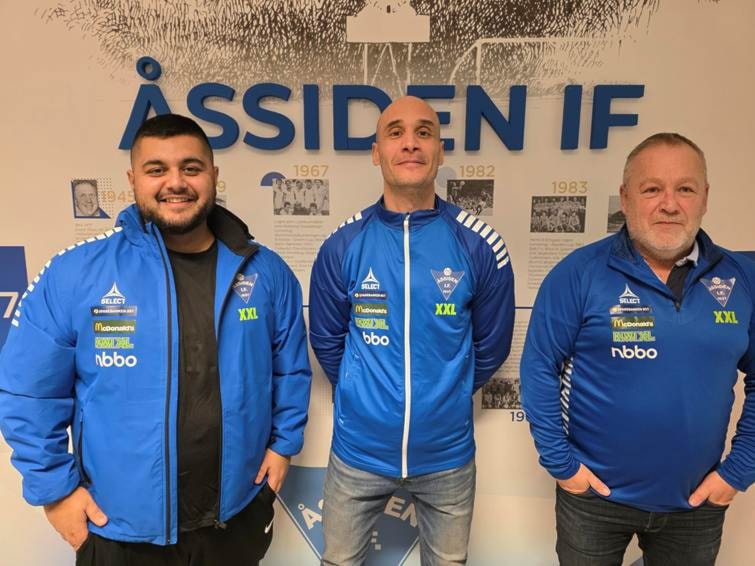 Et bilde som inneholder person, smil, Menneskeansikt, mannKI-generert innhold kan være feil.