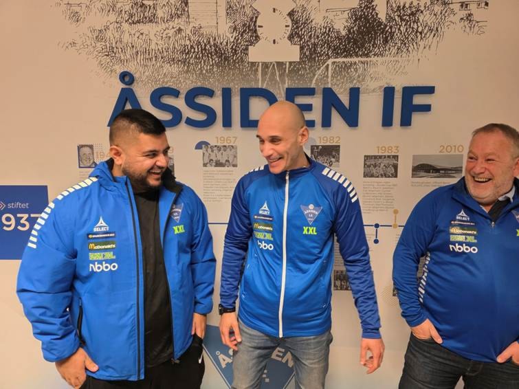 Et bilde som inneholder person, Menneskeansikt, jakke, smilKI-generert innhold kan være feil.