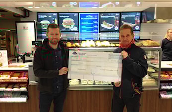 10.000 kr fra YX Evje til Otra IL Badminton!