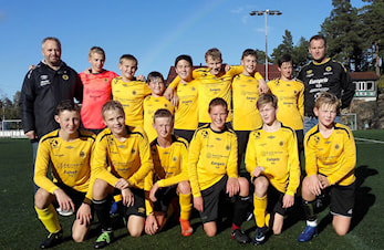 Gutter f. 2004 i Evje flerbrukshall tirsdag kveld