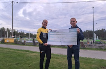 Egil Bjorå leverte sjekk på kroner 10.000 til fotball gruppa. Tusen hjertelig takk for støtten YX Evje og Egil Bjorå.