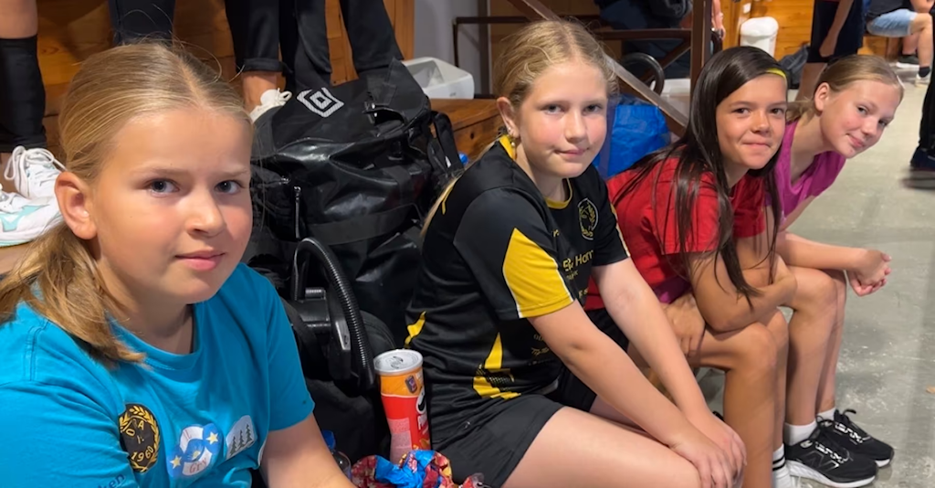 Venter på å spele kamp. Frå venstre Birgit Eline Syrtveit, Vesla Knudsen Abusland, Ariel Aylin Nilsen Irslinger og Maja Ogorzelska.