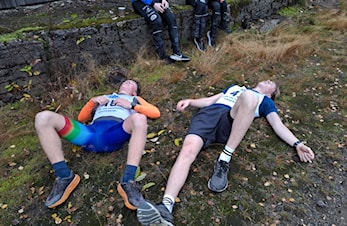 Nikkel løpet med 45 deltakere i grått høstvær.