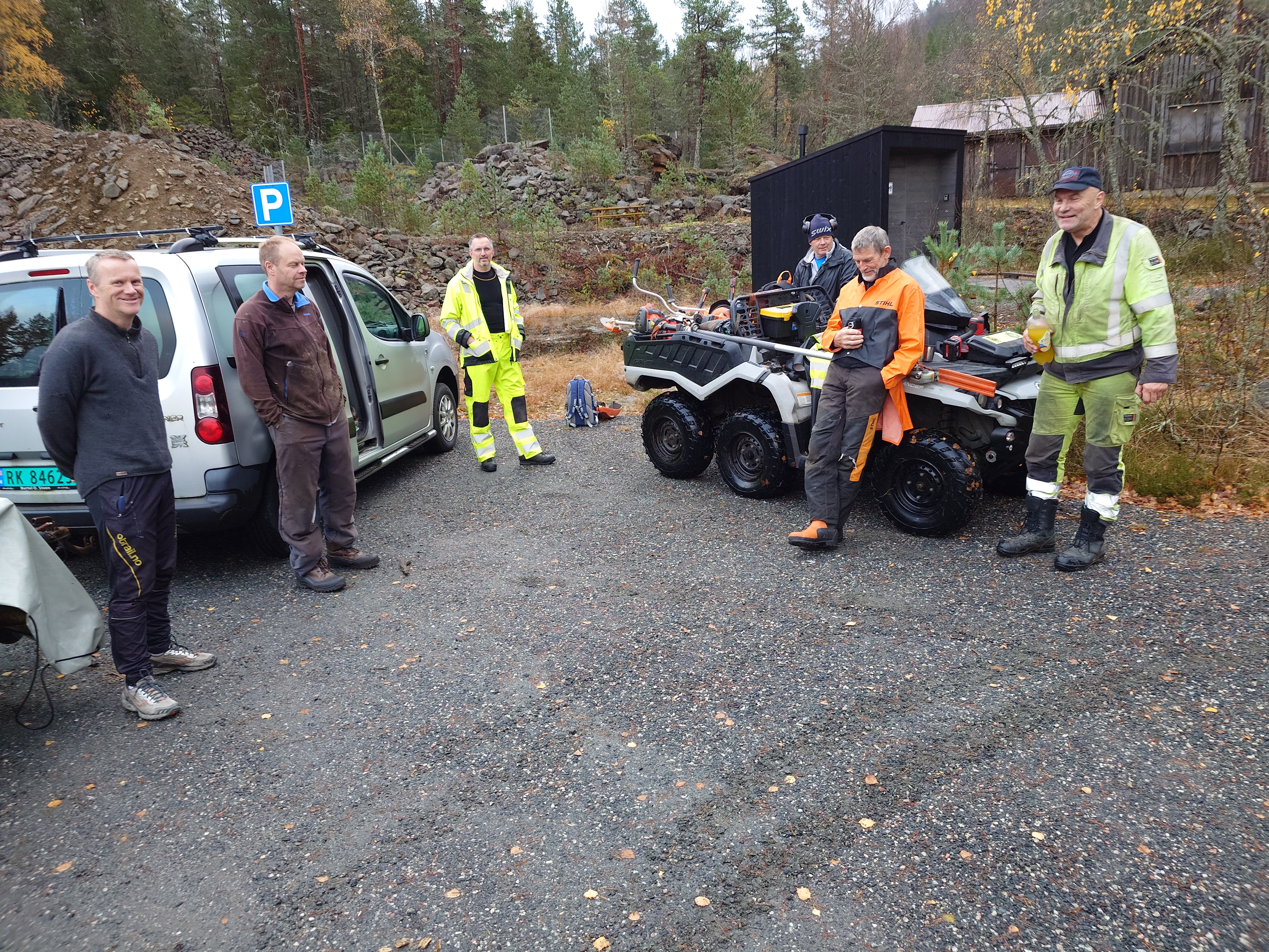 En god gammelsdags dugnad i skiløypa, mye mimring fra åra når Flatebygd skianlegg ble bygd.