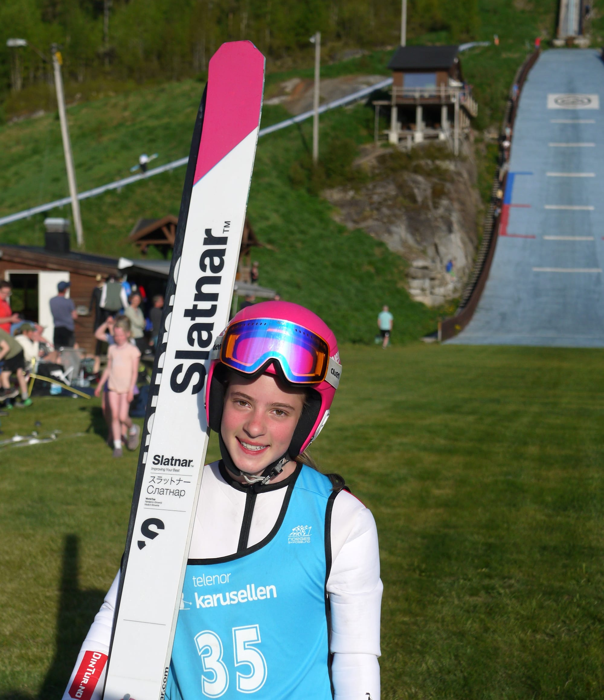 Emilie Helstad (15) i internasjonal hopp konkurranse