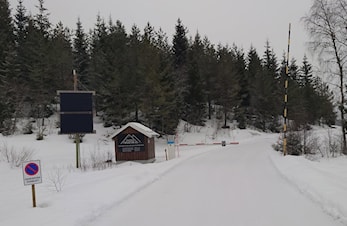 Ingen PARKERING her ved innkjøringen til massetak ved Bjorvatn - ALLE dager/hele døgnet