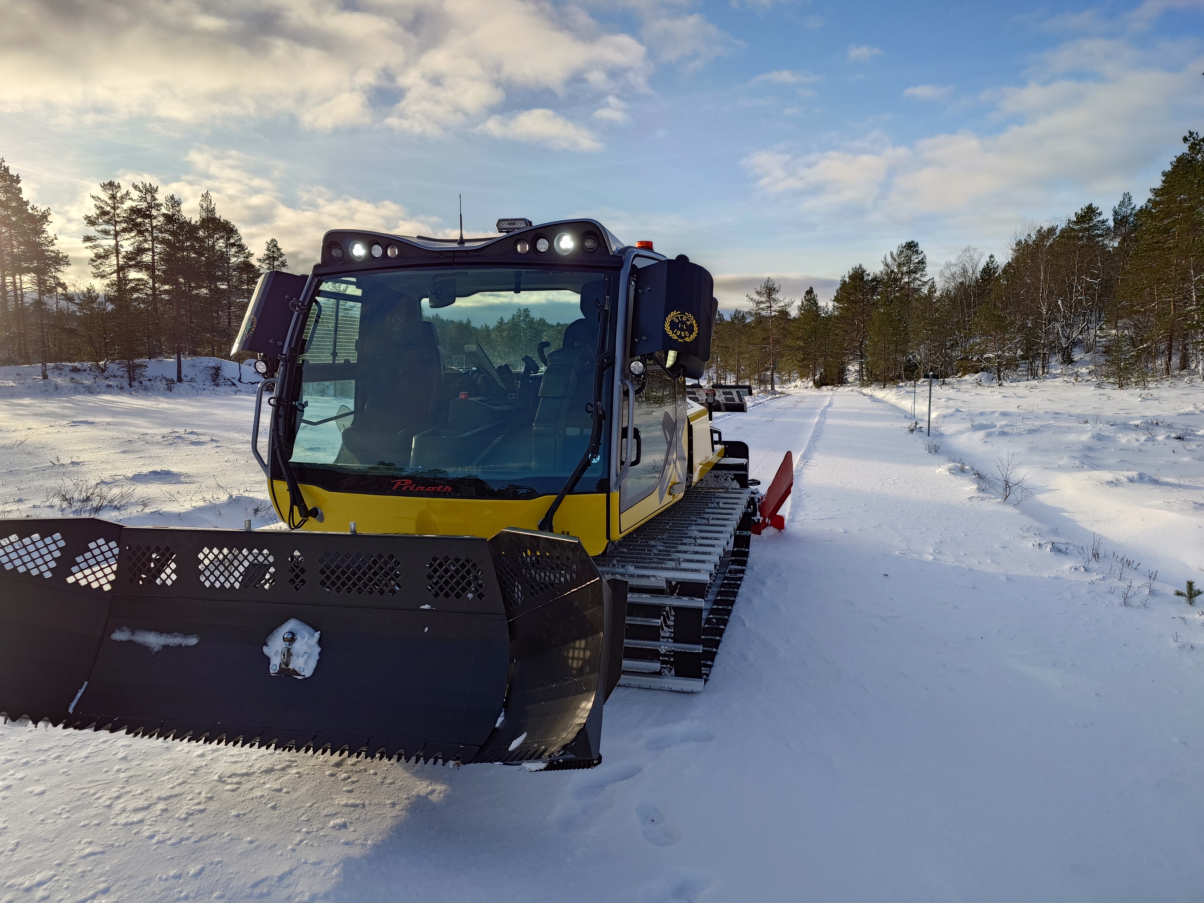 Snø hver dag denne uka - løypene preppes både på Evje og Høgås