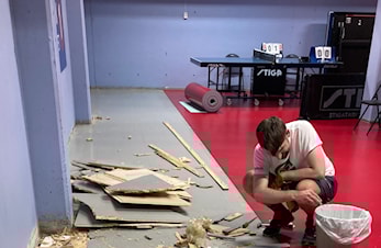 Vi river gulvet i hallen