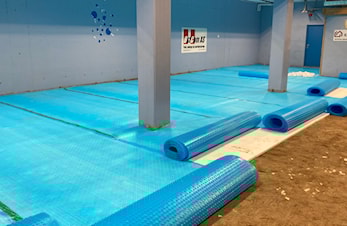 Blått gulv i hallen