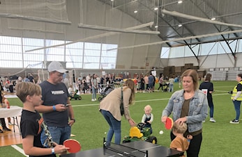 Mange prøvde seg på bordtennis