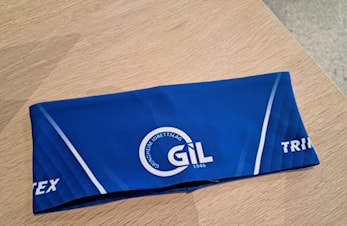 Pannebånd med logo til salgs!
