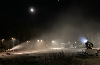 Kuldegradene er endelig her og snøproduksjonen er i gang på Linderudkollen!