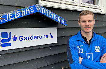 Bærer kapteinsbindet til barndomsklubben