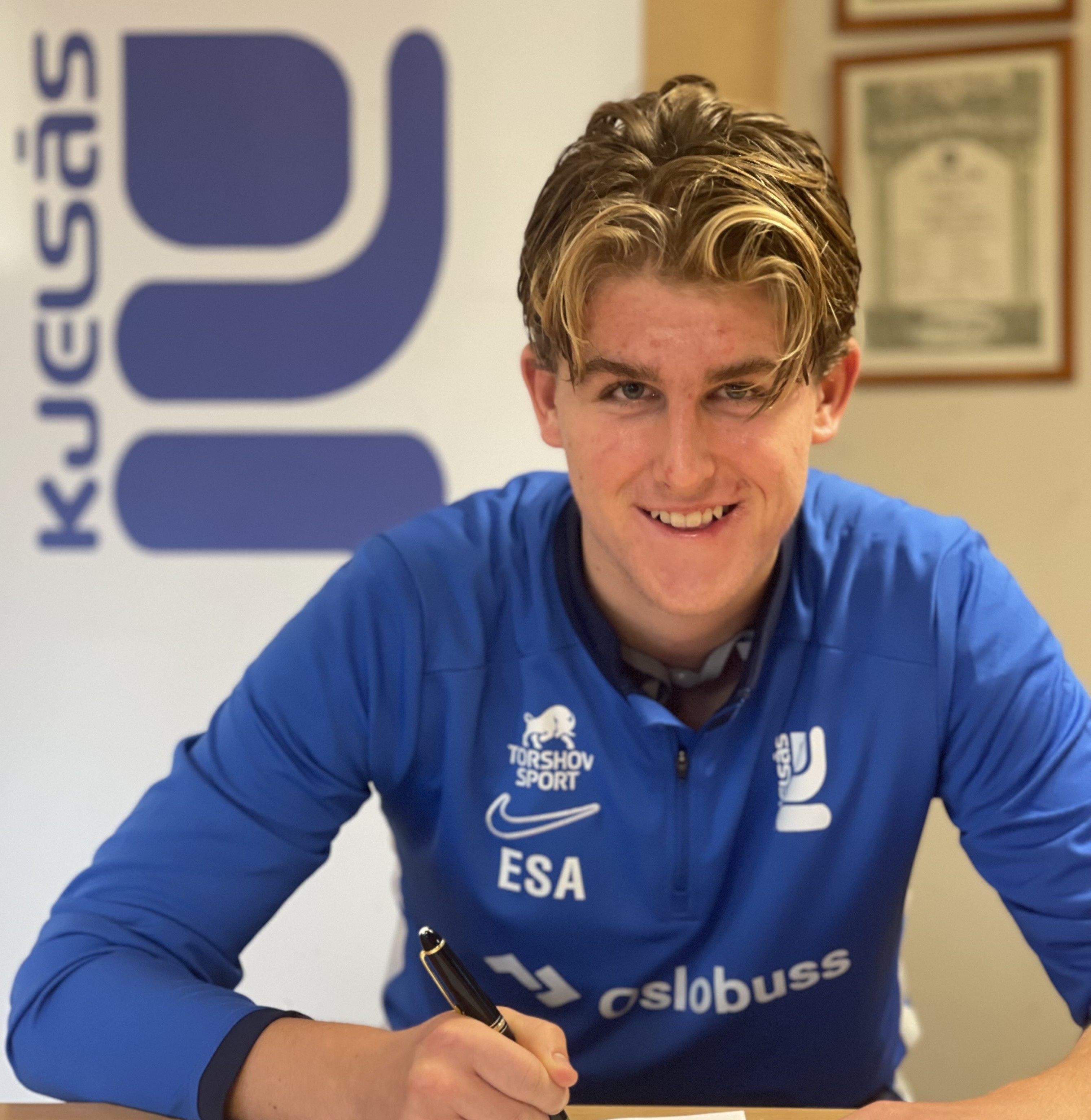 Elliot tas opp i A-stallen og signerer sin første proffkontrakt!