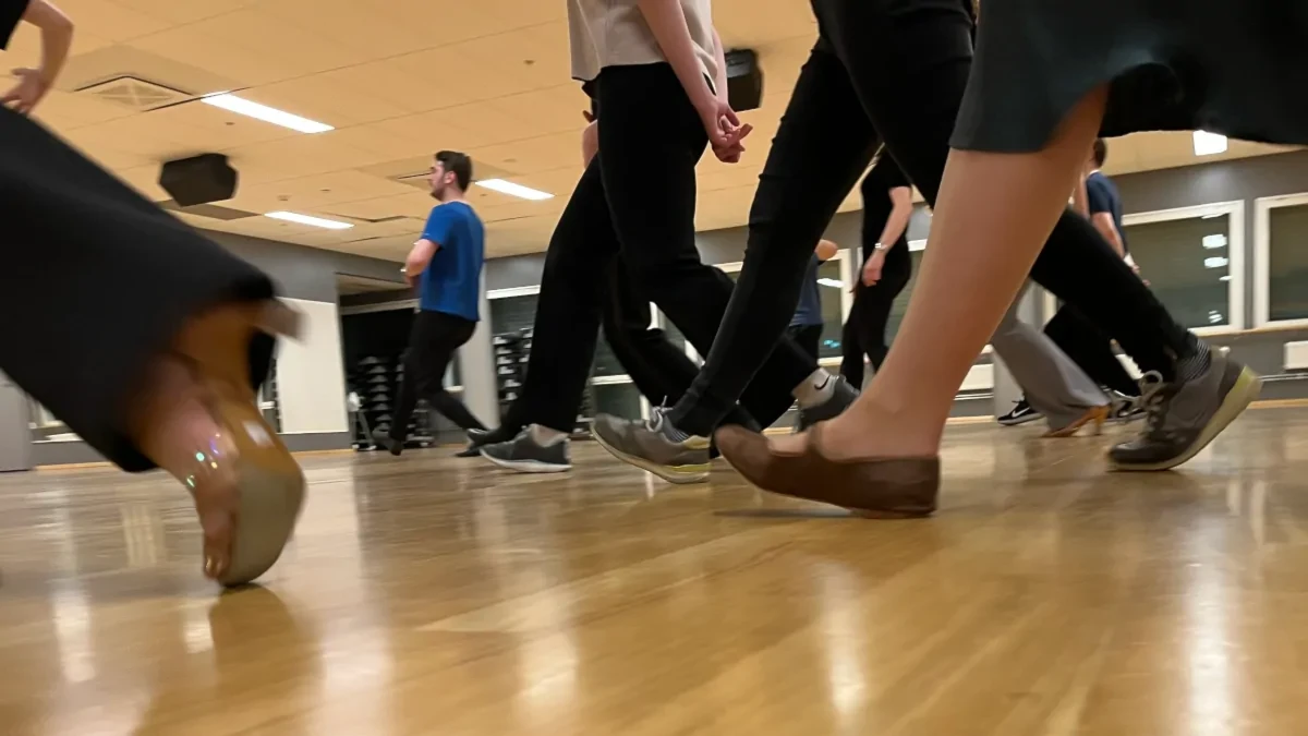 Øvelser for fotarbeid på dansekurs i selskapsdans i Oslo