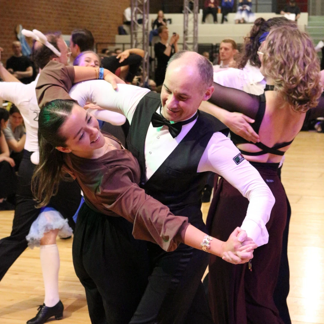 Dansepar danser selskapsdans quickstep på en konkurranse i sportsdans