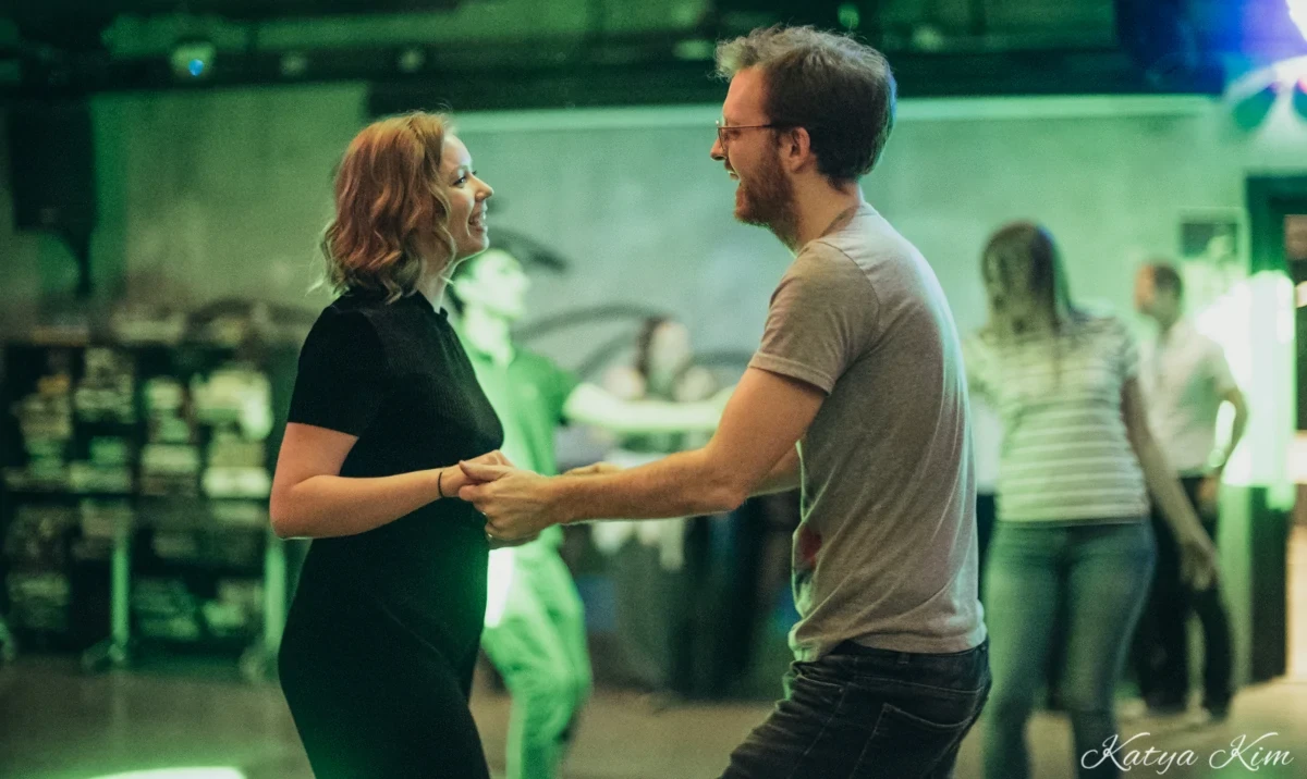 Dansepar i sentrum på dansefest