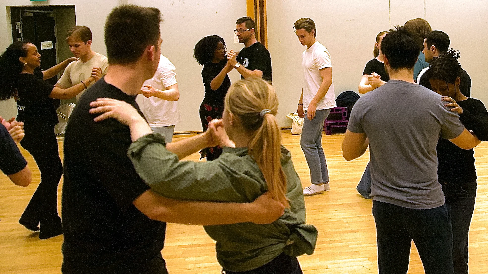 På salsa kurs for litt øvde står danseparene i sirkel og øver på nye trinn